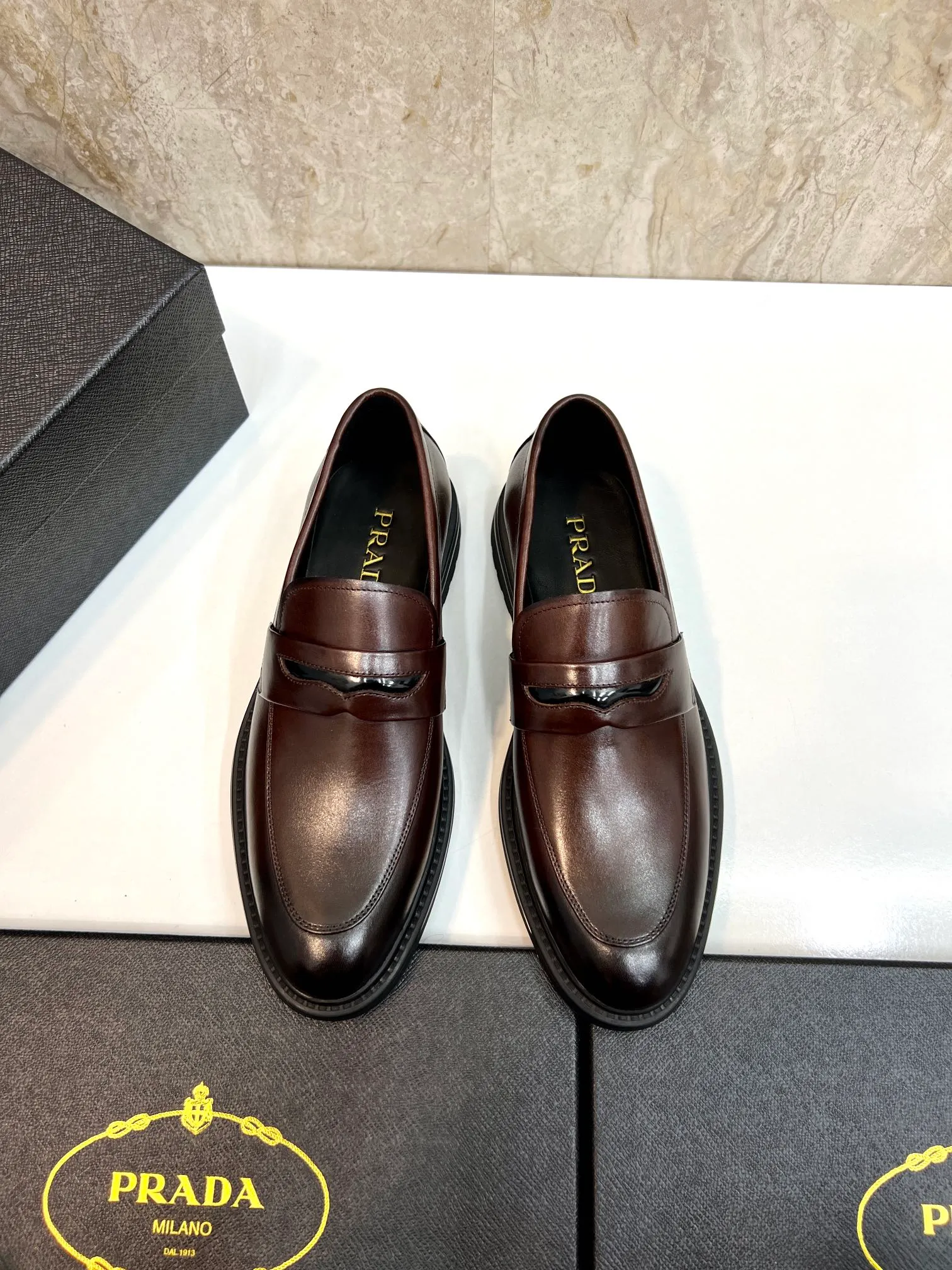 Original order quality: P580 Brand: PRADA (Prada) Standard code: Men's size 38/44 (45 can be customized) Grade: Same style as the official website High-quality men's shoes Material: Original cowhide Water-dyed cowhide lining Rubber outsole Style categories: Men's fashionable formal leather shoes Slip-on men's shoes series Young fashion European and American trends British style Top luxury Color: Actual picture